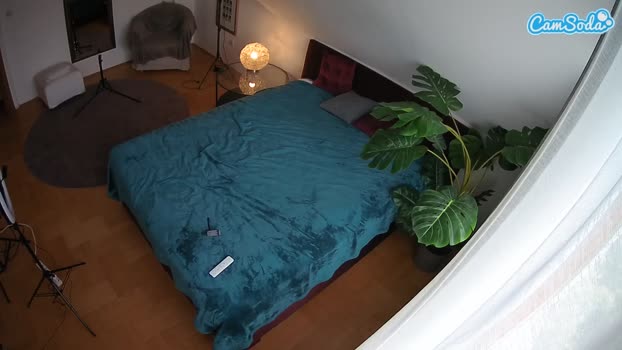voyeurcam-julmodels-whitebed-5