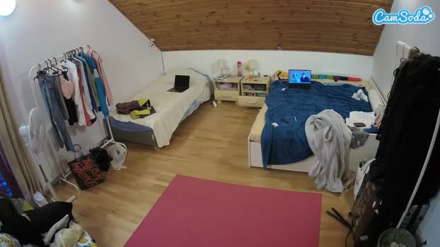 voyeurcam-julmodels-whitebed-1