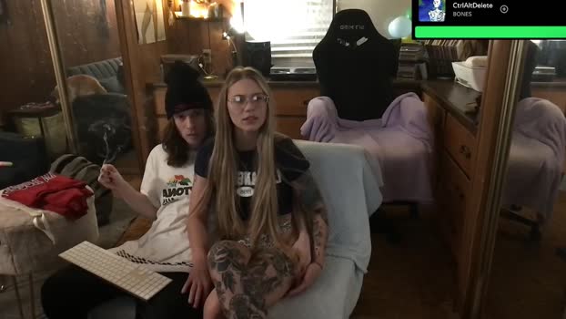 incognitoqueen 22-11-2024 kiss Couple