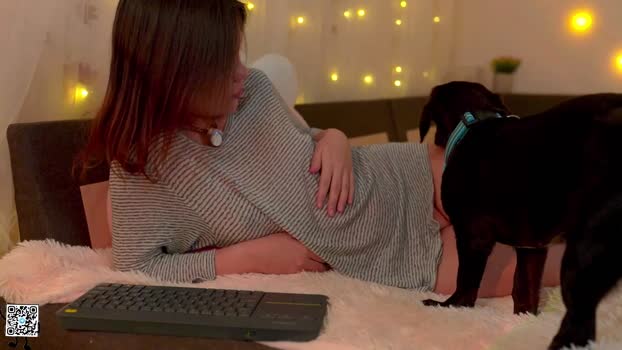 tiny_miracle 08-12-2024 kissing Female