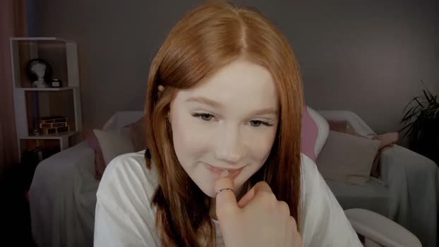 leahsthetics 05-02-2025 Pretty Female