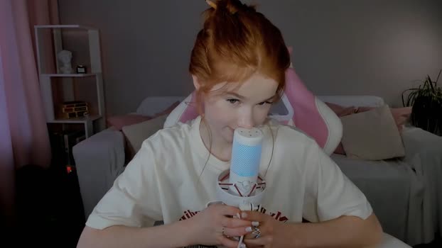 leahsthetics 20-04-2025 kissing Female