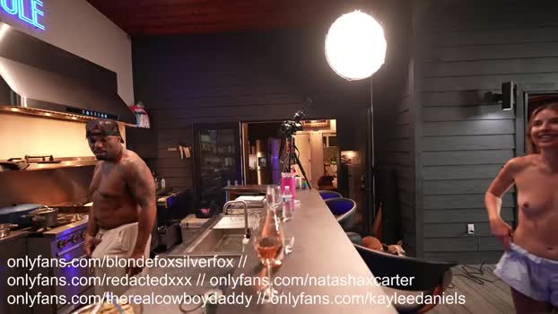 blondefoxsilverfox 04-10-2025 bigass Couple