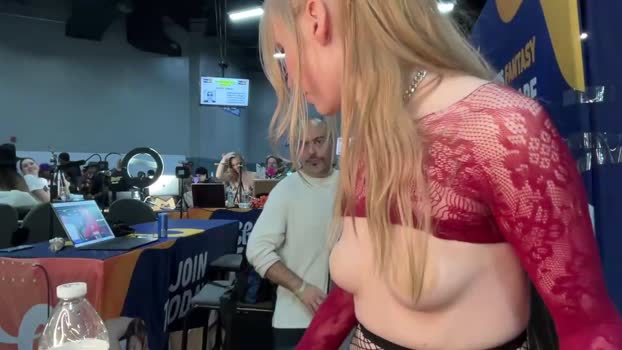 eve003300 25-10-2025 hot Female