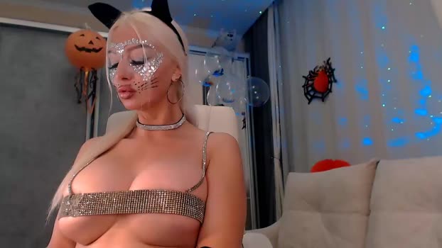 tremendous_blondie 31-10-2025 kissing Female