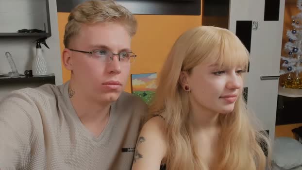 samyscott 20-12-2025 Topless Couple