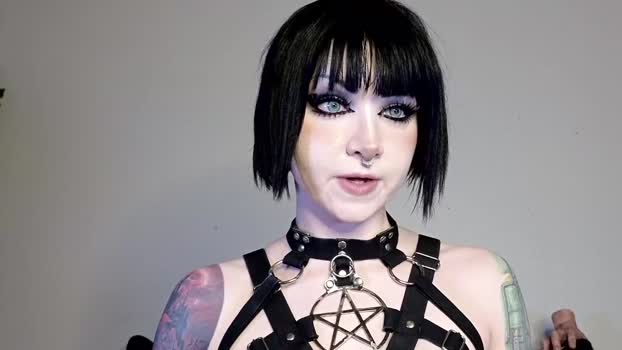 ivey_strigoi 21-01-2026 sucktits Female