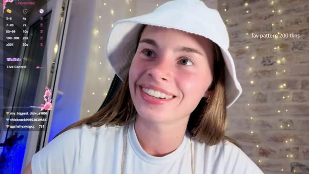 roxxxie_reid 20-06-2026 Live Webcam horny spanking
